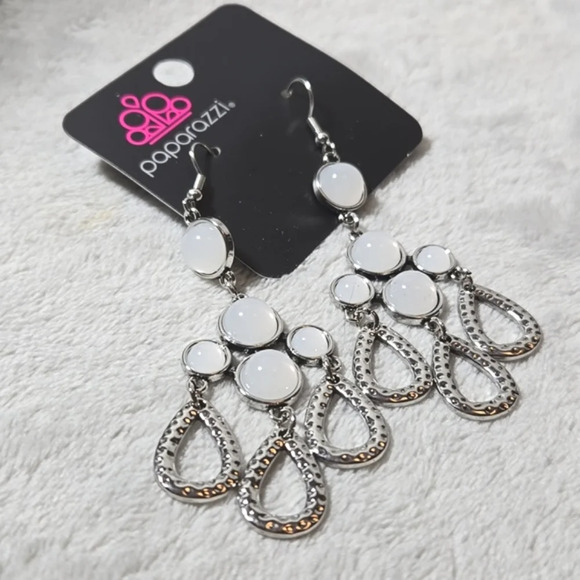 #415 NWT Paparazzi earring silver tone - Picture 2 of 4
